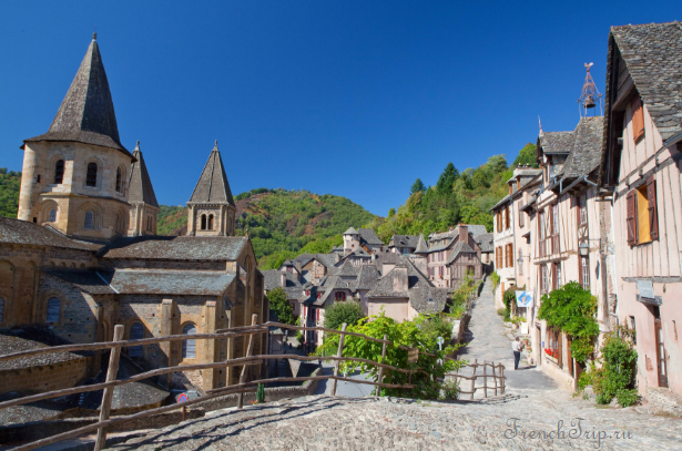 Conques (Конк), Окситания, Франция - одна из самых красивых деревень Франции - достопримечательности, путеводитель по городу, аббатство Конка, аббатская церковь Святой Фе