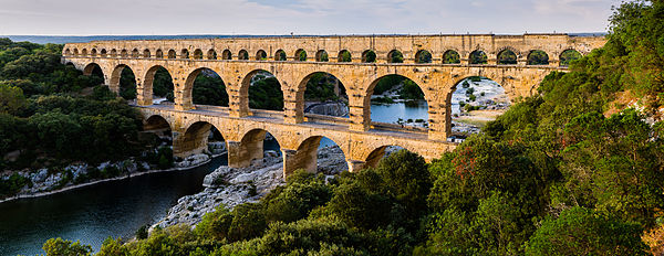 Pont du Gard - Топ-10 мест в регионе Лангедок-Русильон (Languedoc-Roussillon), Франция: самые красивые города и деревеньки в Лангедок-Русийоне. Что обязательно посмотреть.