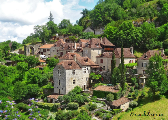Village of Saint-Cirq-Lapopie, Lot, Midi-Pyrenees, France.