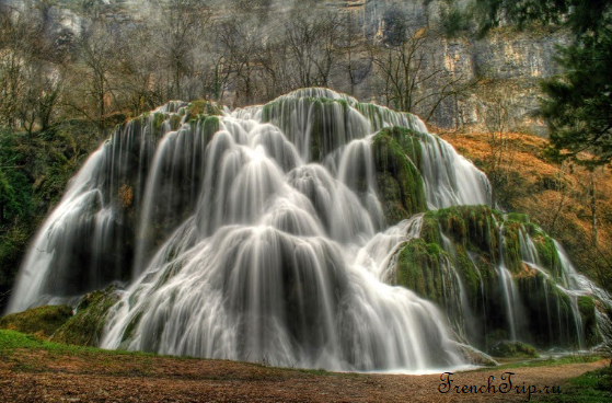 Baume-les-Messieurs (Бом-ле-Месьер) Сascades des tufs - этот каскад водопадов у деревеньки Baume-les-Messieurs считается одним из самых красивых в Еропе. Водопад находится в ущелье