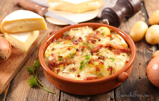 Chambery Savoya Cuisine traditional dishes Tartiflette Традиционные блюда Безансона, кухня региона Франш-Конте: что попробовать в Безансоне, путеводитель по Безансону и Франции. Saucisse de Montbéliard