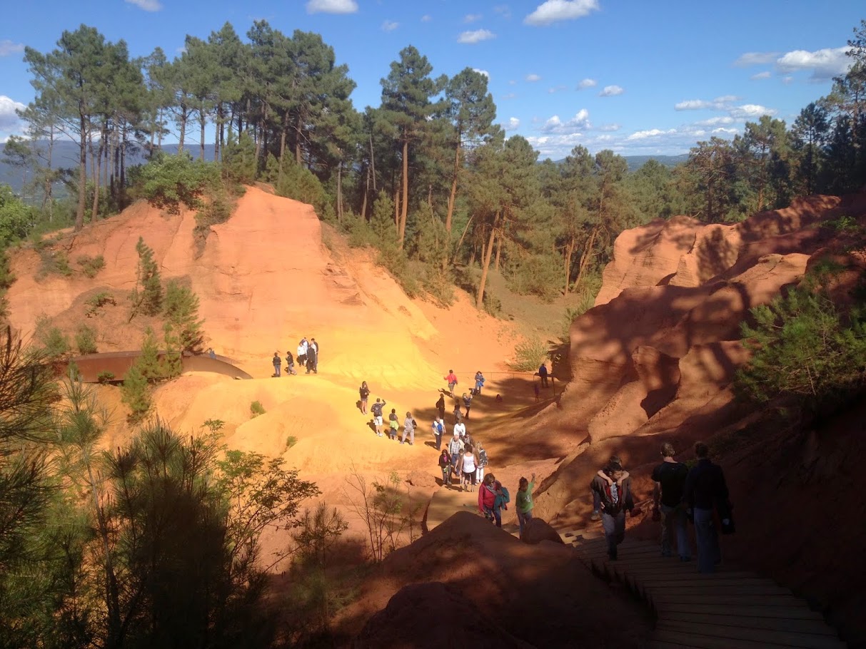 Roussillon - Русийон, Прованс, Франция Охра - окрестности Оранжа: маршрут охры вокруг Оранжа. Поездки по Провансу, достопримечательности Прованся рядом с Оранжем. Маршруты с картами. что посмотреть вокруг Прованса, Русийон, L'Isle-sur-la-Sorgue, Горд, Gordes, Fontaine de vaucluse, Abbaye de Sénanque, Roussillon