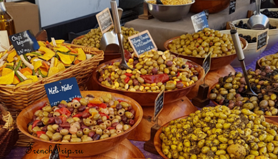 Маринованные оливки на рынке в Провансе - специалитеты из Прованса. фирменные блюда Прованса, традиционные блюда Прованса, кухня Прованса