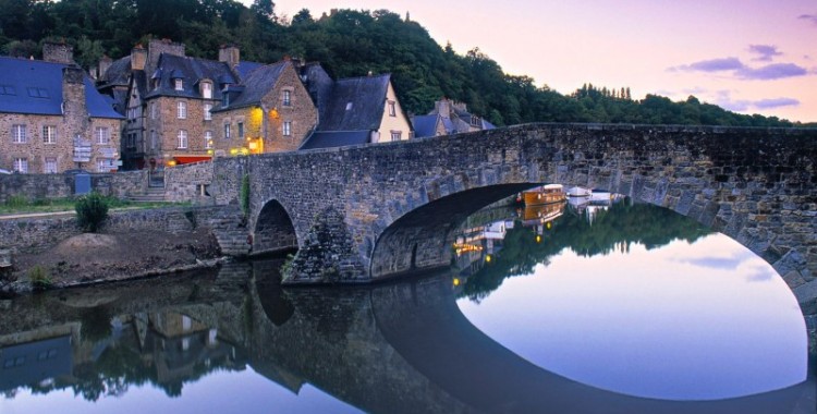 Dinan (Динан) - небольшой живописный городок в 12 тыс. жителей, расположенный в Бретани