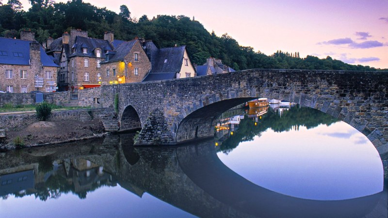 Dinan (Динан) - небольшой живописный городок в 12 тыс. жителей, расположенный в Бретани