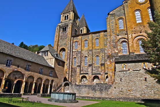 Conques (Конк), Окситания, Франция - одна из самых красивых деревень Франции - достопримечательности, путеводитель по городу, аббатство Конка, аббатская церковь Святой Фе