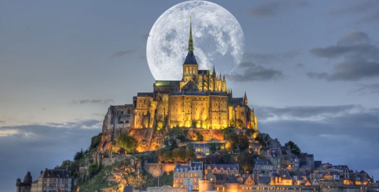 mont-st-michel-et-lune - аббатство Мон Сен МИшель, Франция