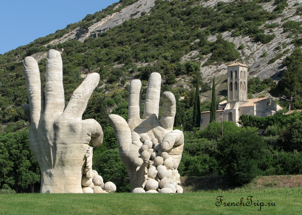 Beaumes-de-Venise monument hands
