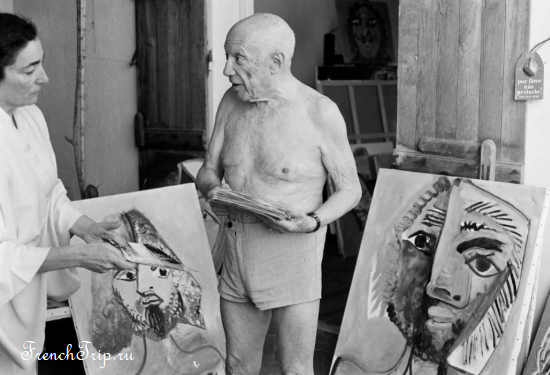 Pablo Picasso on October 18, 1971, at his studio in Mougins, talking with his wife Jacqueline