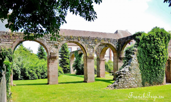 Munster, Alsace_fountain_abbey ruins