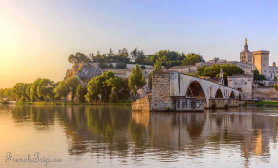 Avignon - Достопримечательности Авиньона - Avignon walls - Укрепления Авиньона, Ворота Авиньона - from river