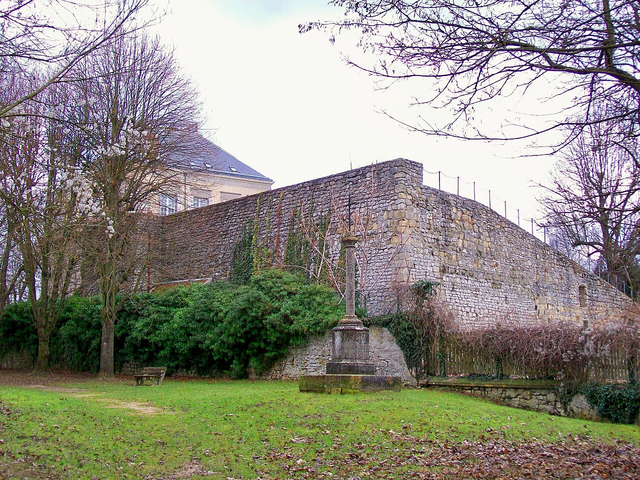 019 Luzarches 20.01.2011 enceinte du château d'En-Haut et croix St-Côme.jpg