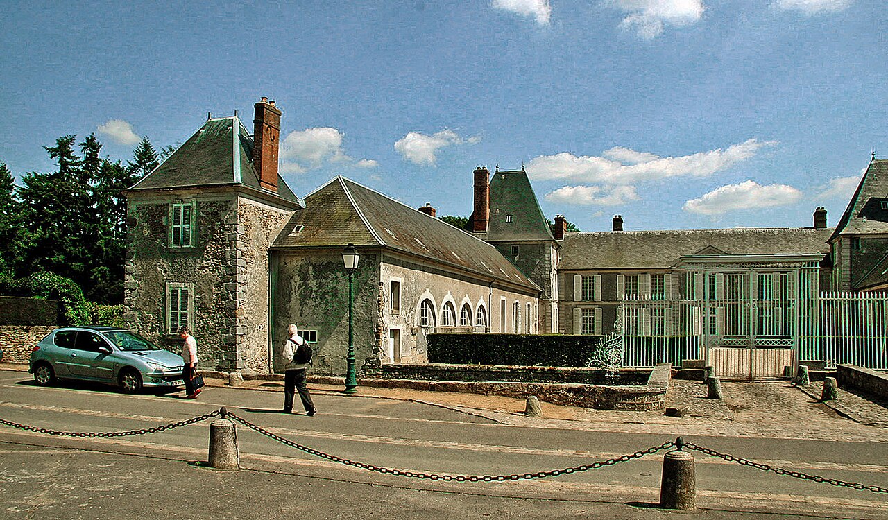 91-Janvry-château-cour-d'entrée.jpg