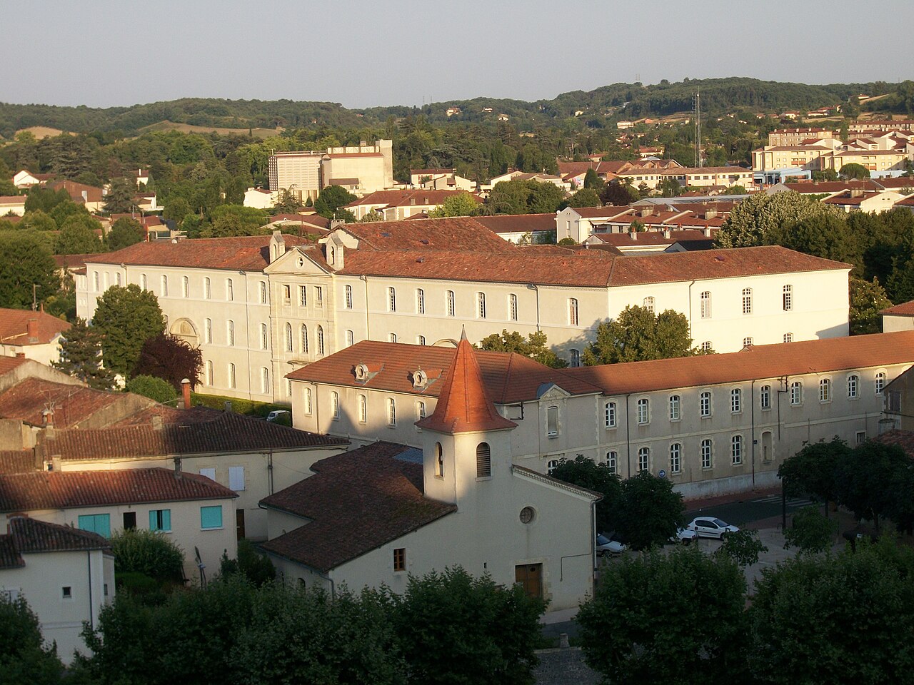File:Ancien hôpital Pasteur (Auch, Gers, France).jpg
