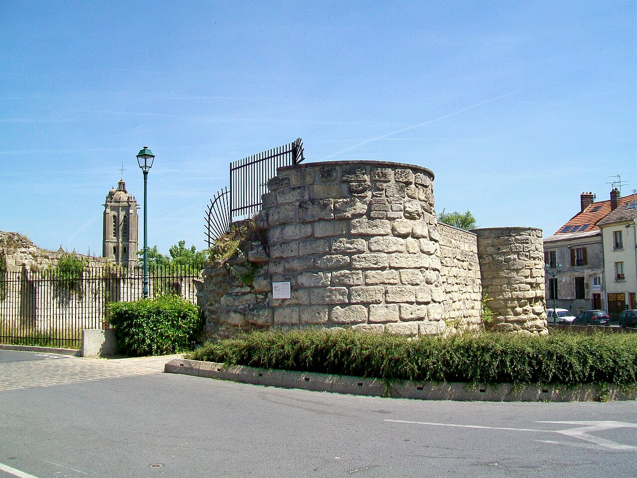 Beaumont-sur-Oise (95), ruines du château XIIe-XVIIIe s., donjon, église, 1ère et 2e tour.jpg