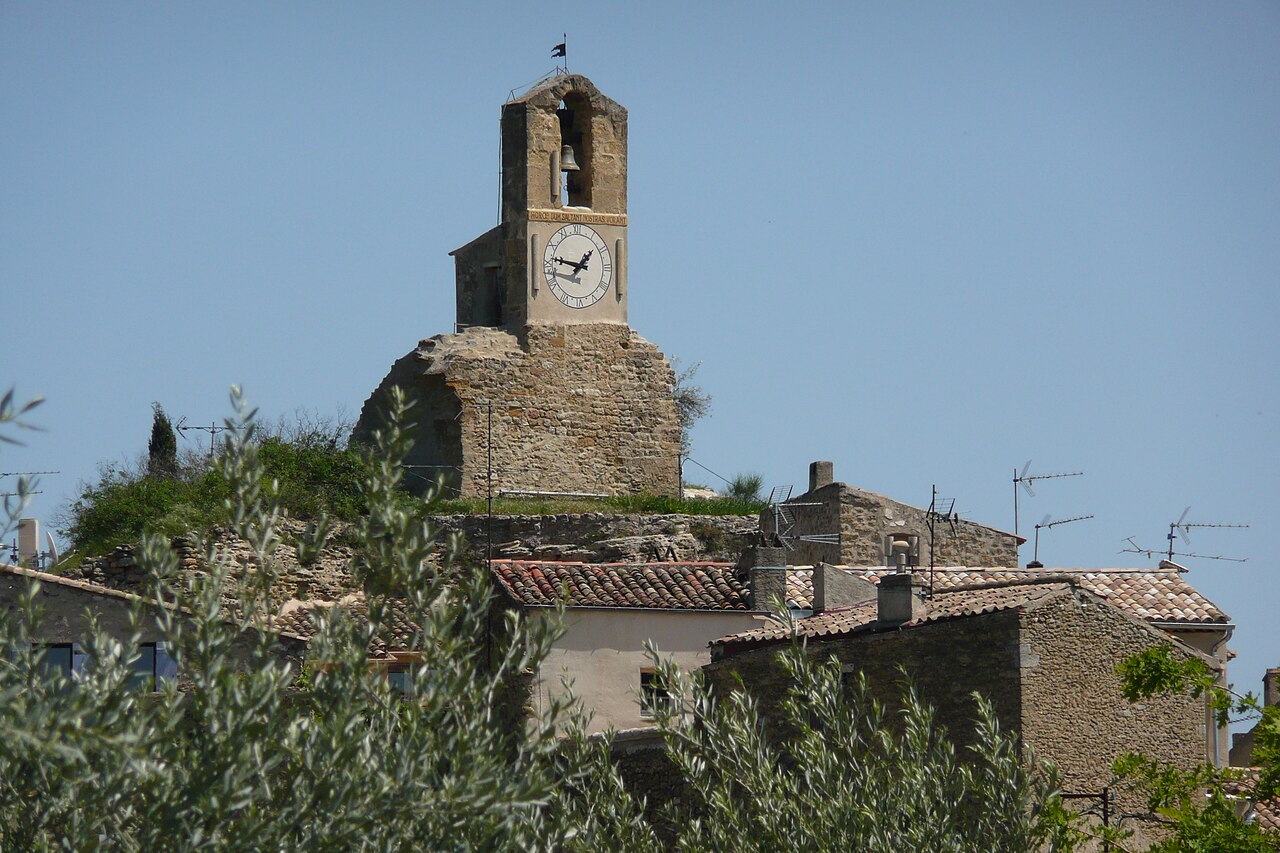 Колокольня в городе Lourmarin (Лурмарен), Прованс, Франция Колокольня в городе Lourmarin (Лурмарен), Прованс, Франция