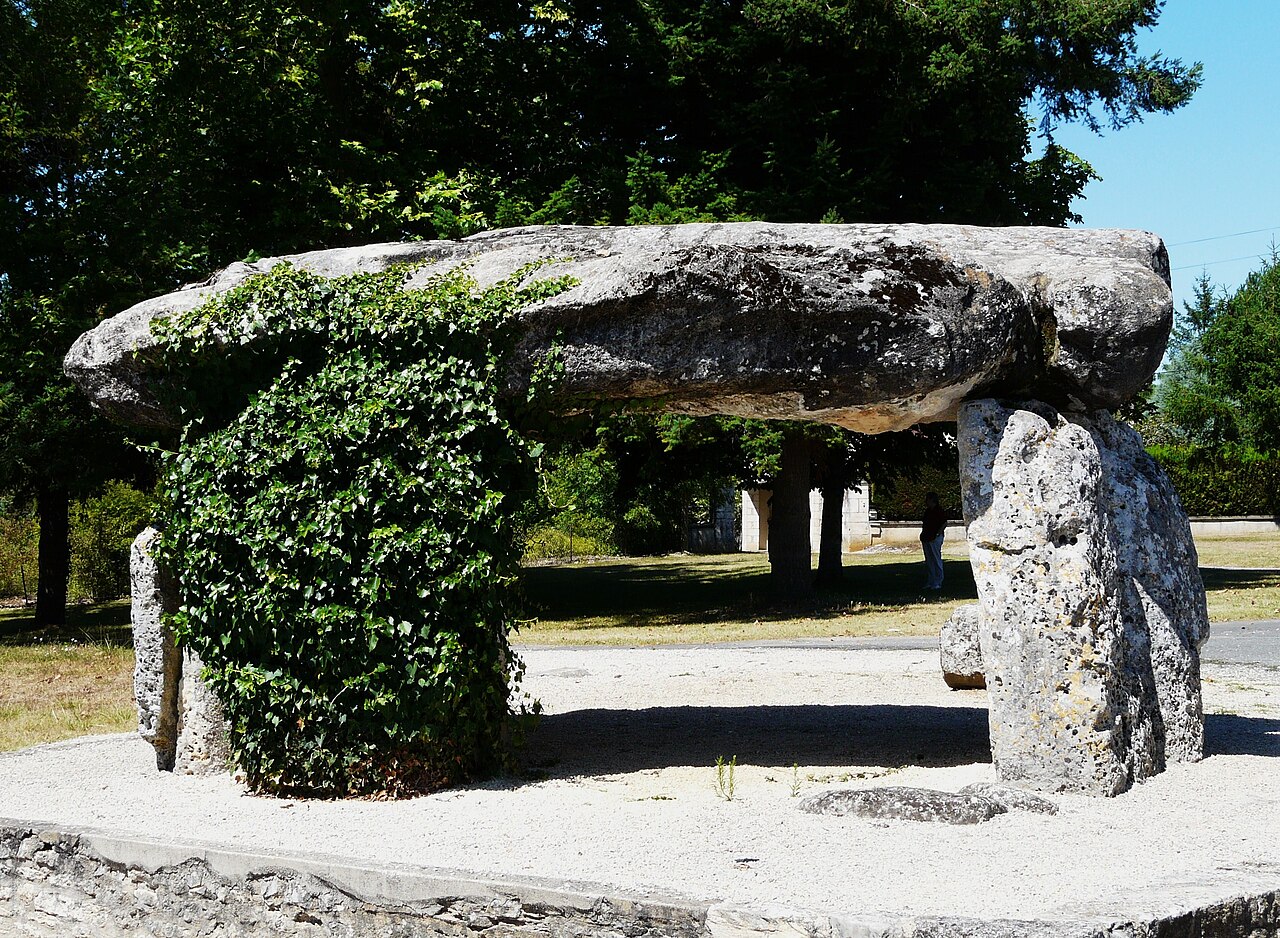 File:Brantôme dolmen (1).JPG