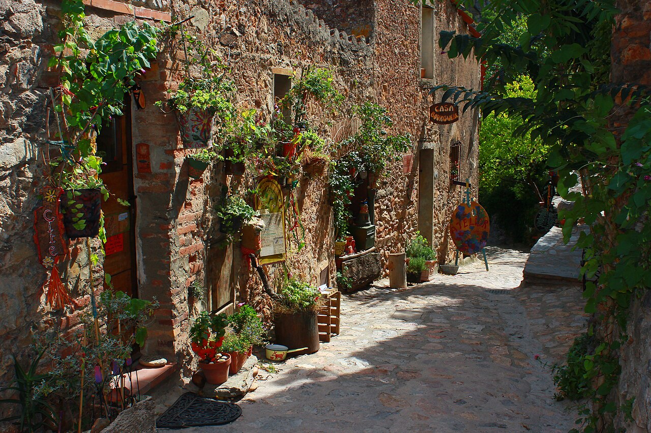 File:Castelnou (66), un des plus beaux village de France 35.jpg