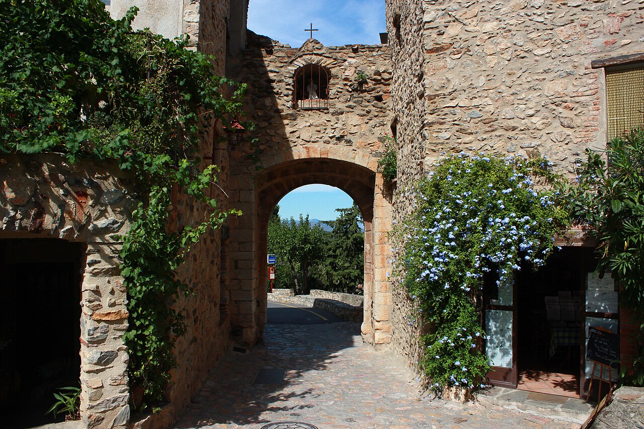 File:Castelnou (66), un des plus beaux village de France25.jpg
