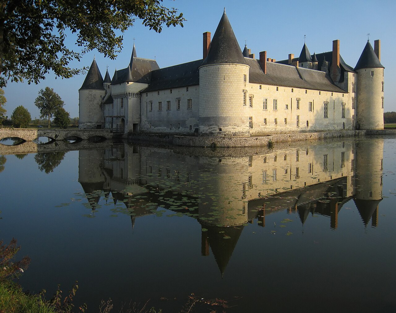 File:Castle Plessis Bourre 2007 02-denoised.jpg Сhâteau du Plessis-Bourré