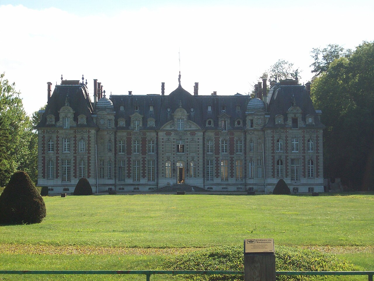 Château de Radepont.jpg