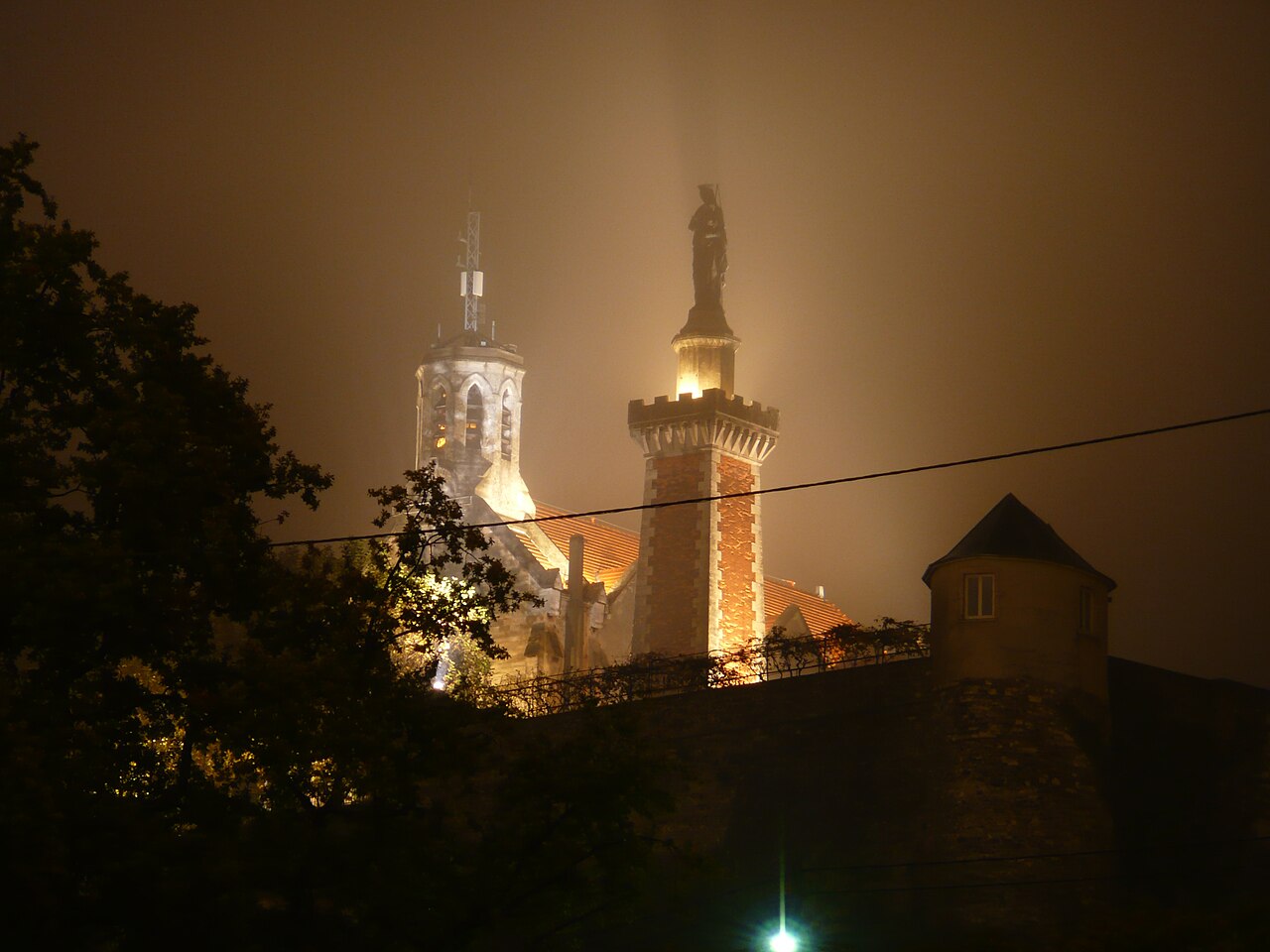 File:Chapelle Notre-Dame de Pipet de nuit Vienne.jpg Фотографии Вьена - достопримечательности Вьена в картинках, что посмотреть во Вьене, виды Вьена