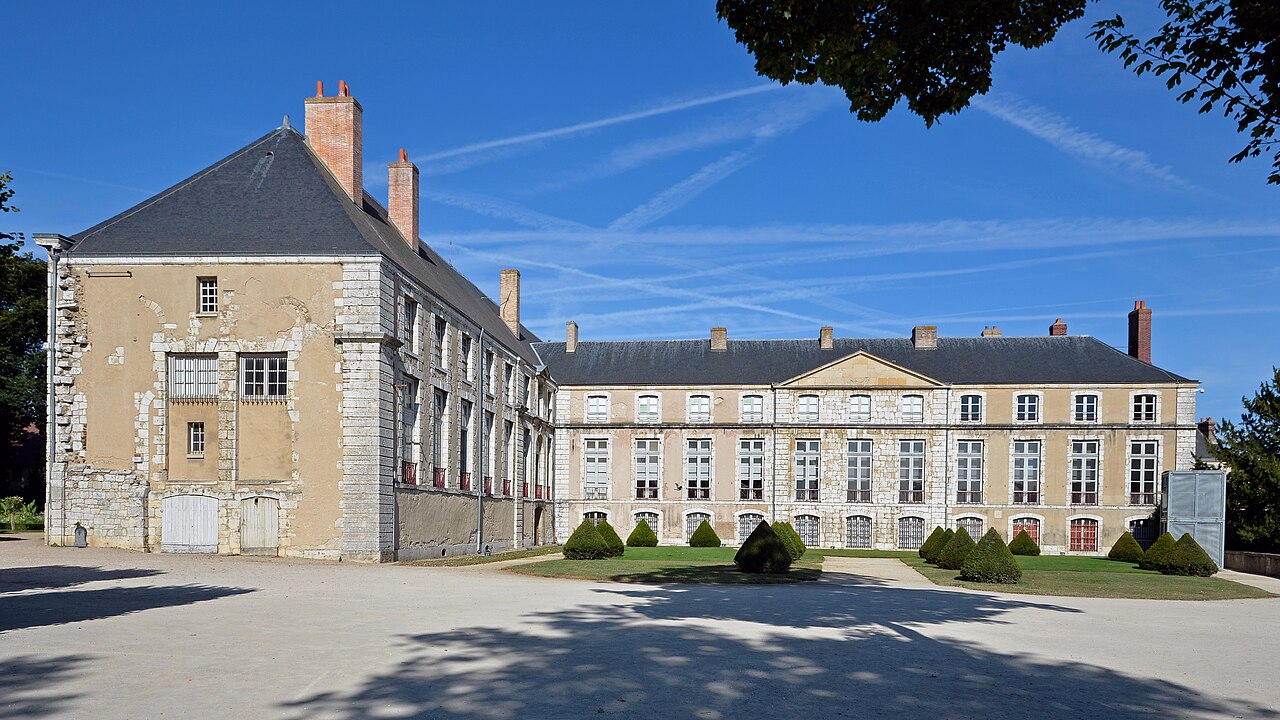Епископский дворец Шартра File:Chartres - Palais episcopal 02.jpg Епископский дворец Шартра Chartres (Шартр), Франция - путеводитель по городу, достопримечательности