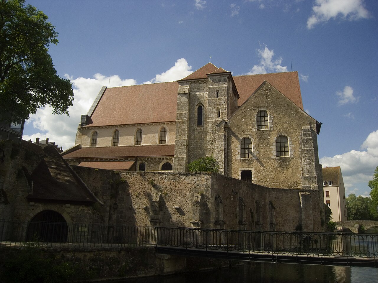 Коллегиальная церковь Сен-Андре File:Chartres, Collégiale Saint-André, Коллегиальная церковь Сен-Андре Chartres (Шартр), Франция - путеводитель по городу, достопримечательности