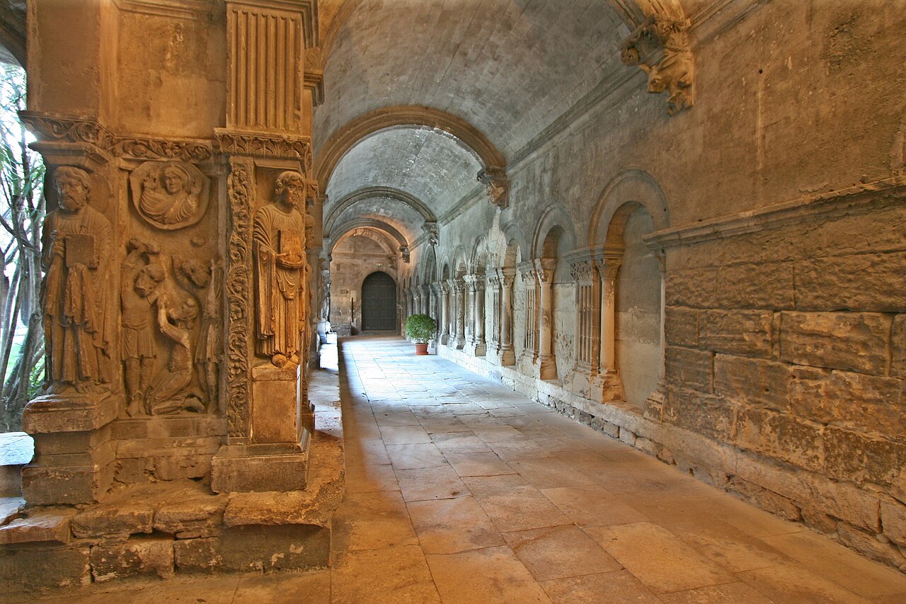File:Cloître-St-Ttophime-galerie-nord.jpg