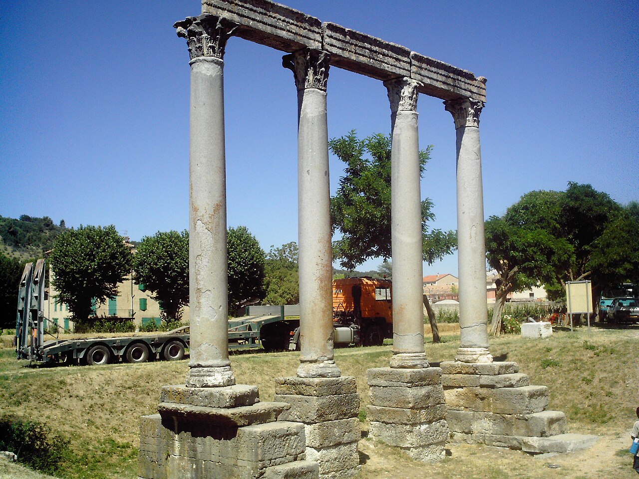 Храм Аполлона, Riez 