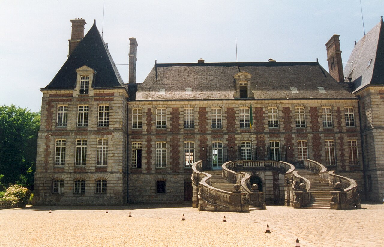 Courances chateau cote cour.jpg