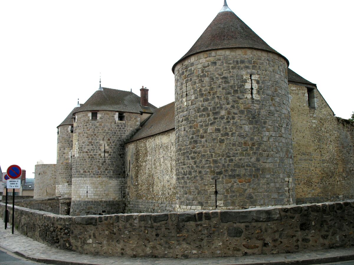 Dourdan walls gate.jpg