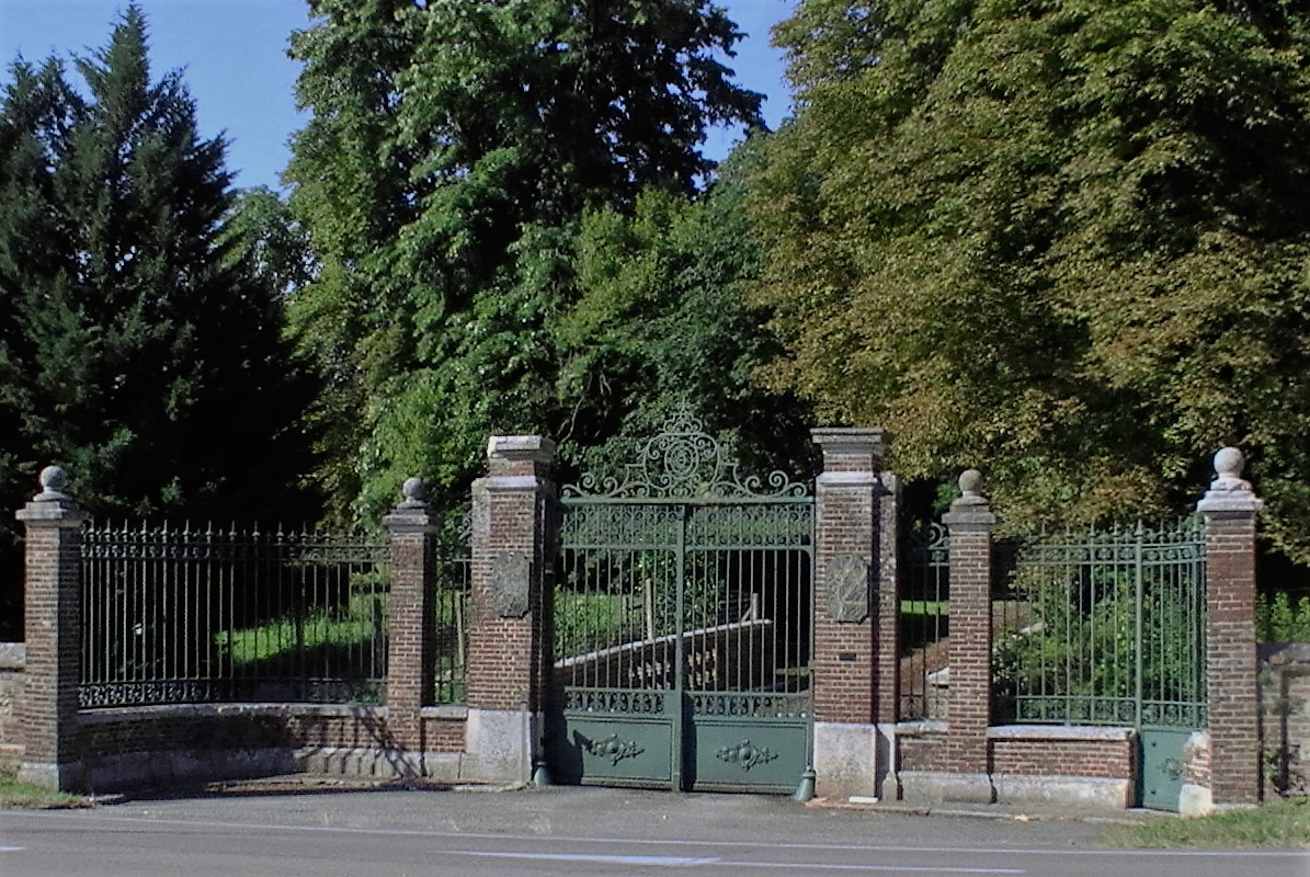 Entrée du château de Courtmouln - RD 6105 - SBSG 0885.jpg