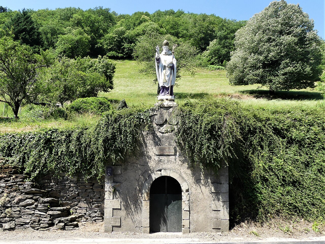 File:Estaing fontaine St Fleuret (1).jpg