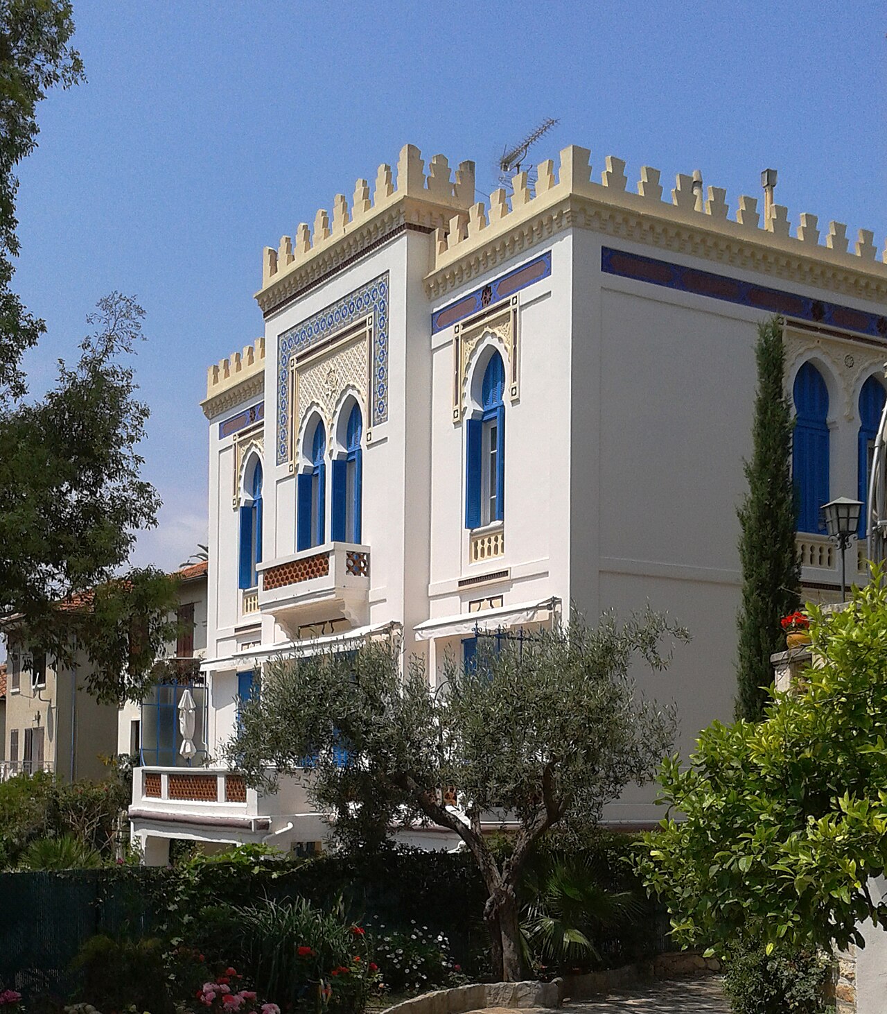 File:FR 83 Hyeres Villa tunisienne FaÃ§ade cÃ´tÃ© Jardin.jpg