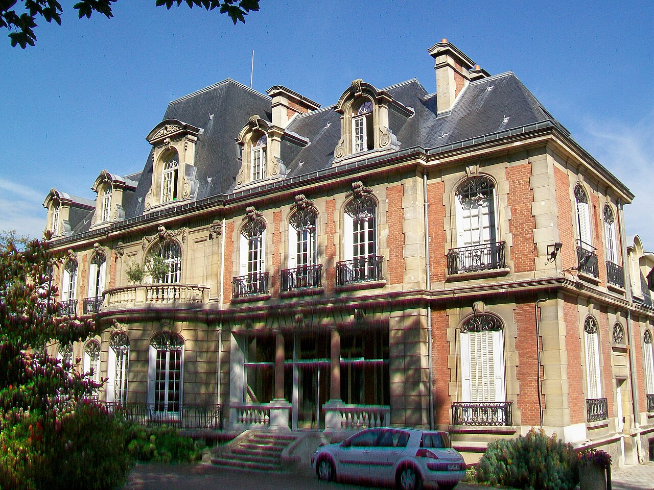 Gonesse (95), Hôtel de ville, rue de Paris, façade sud.jpg