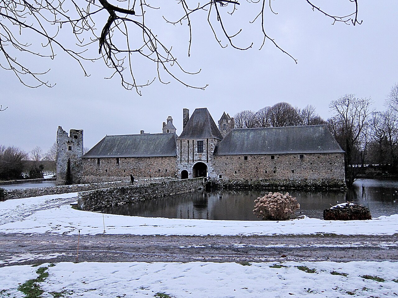 Gratot chateau entree.JPG