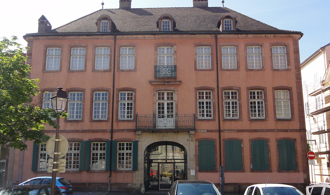 Отель Бёрнье-Россель (пл. Сен-Мартен) - Montbéliard (Монбельяр), Франш-Конте, Франция - достопримечательности, путеводитель по городу. Что посмотреть в Монбельяре