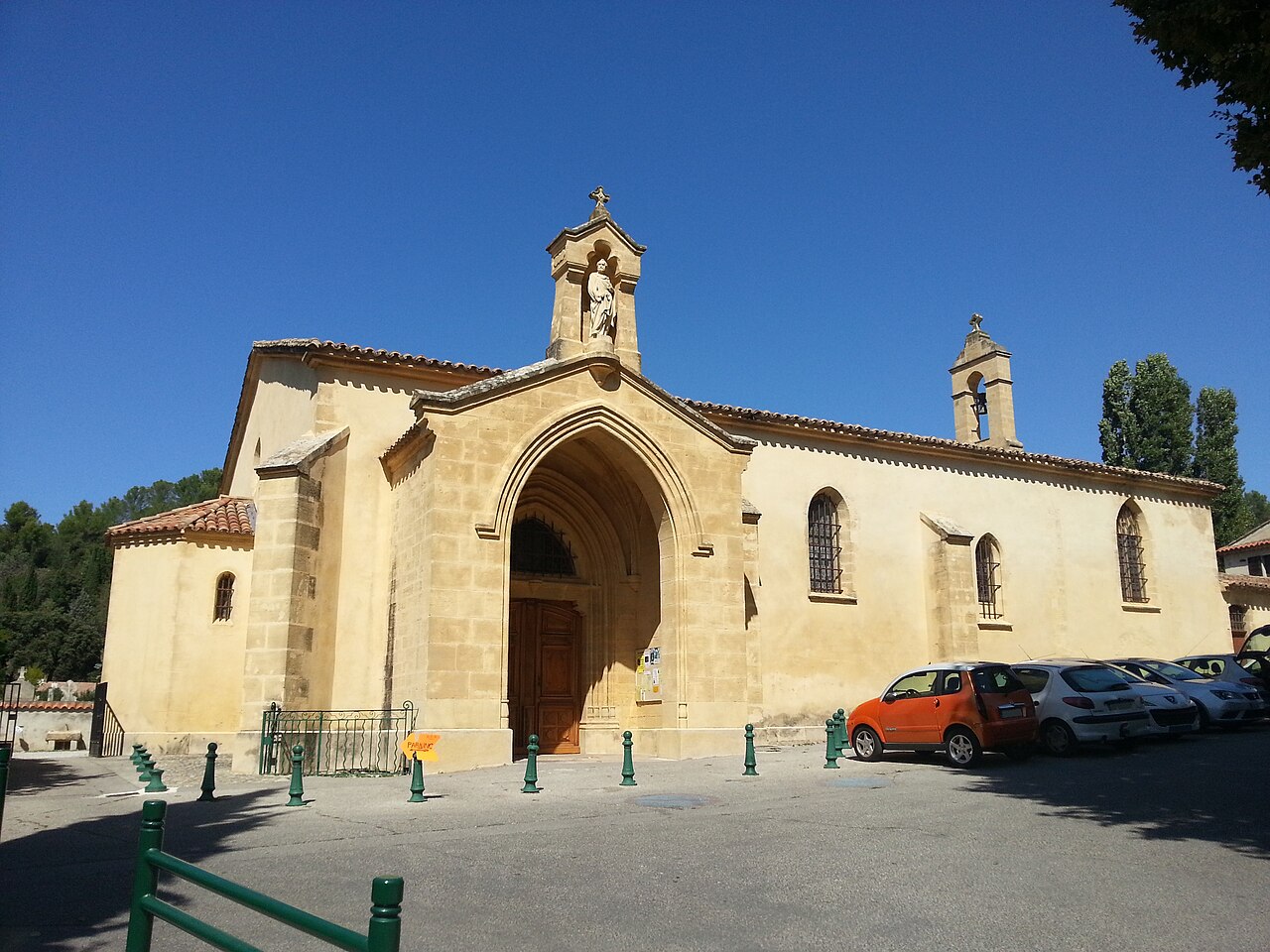File:Jouques Eglise Saint Pierre 20180902 1459060.jpg