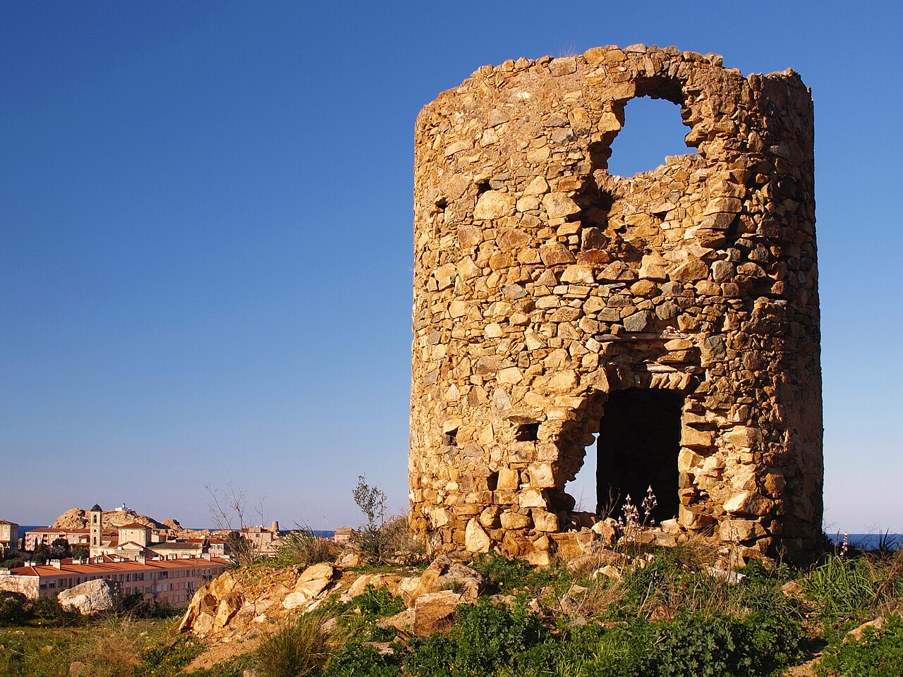 File:L'Île-Rousse-moulin ruiné.jpg