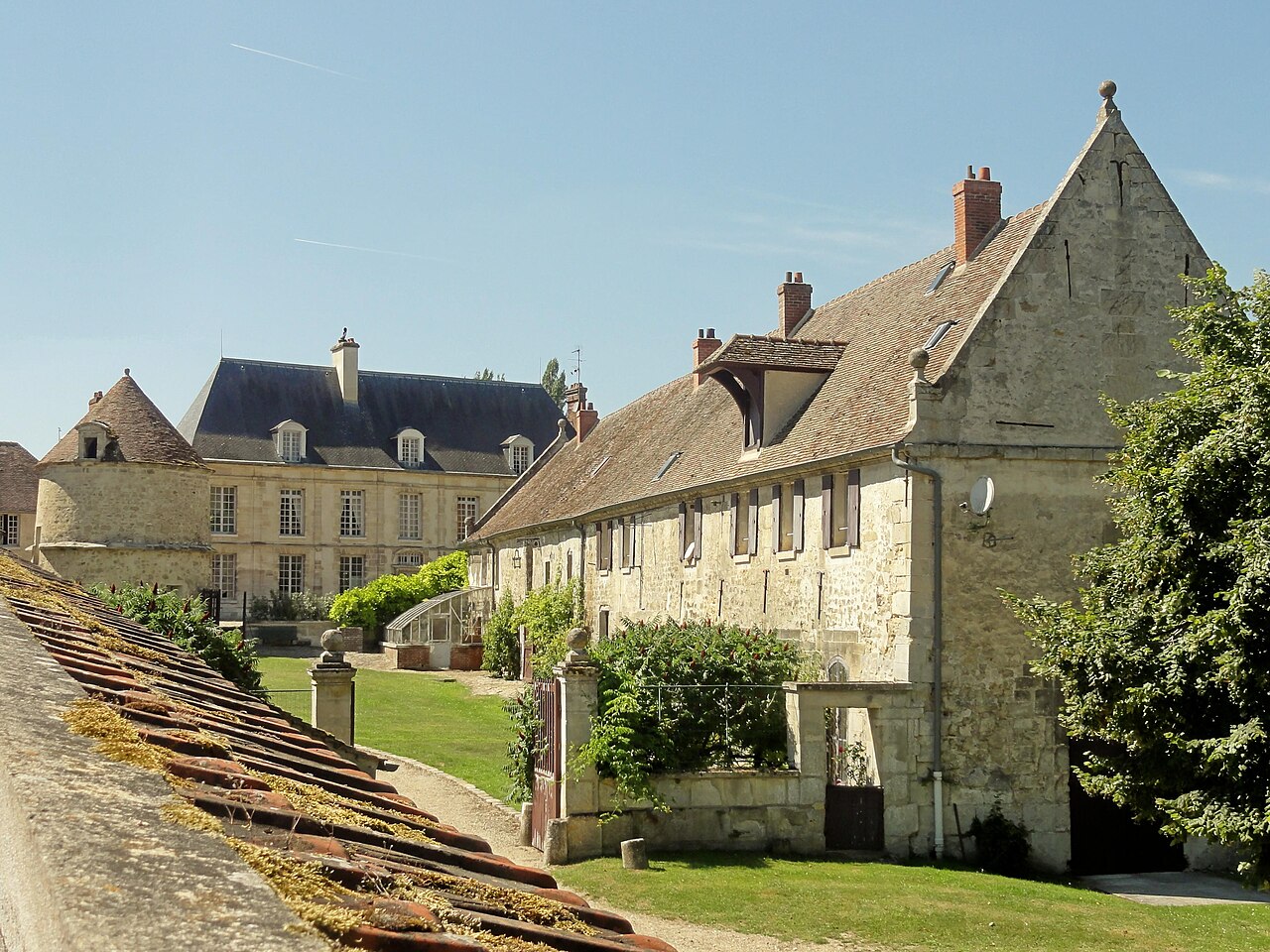 Labbeville (95), château, vue depuis l'est, rue du Château.jpg