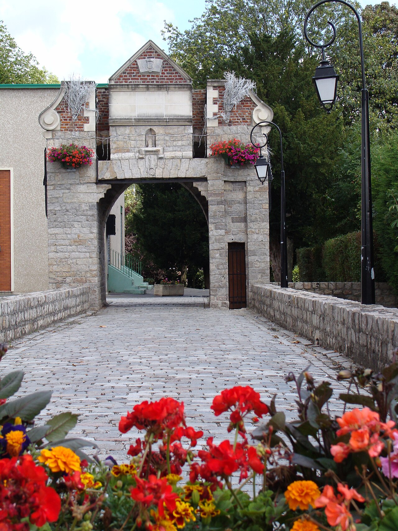 Lallaing - entrée du Château.JPG