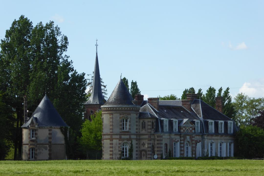 MARBEUF Chateau et Eglise.jpg
