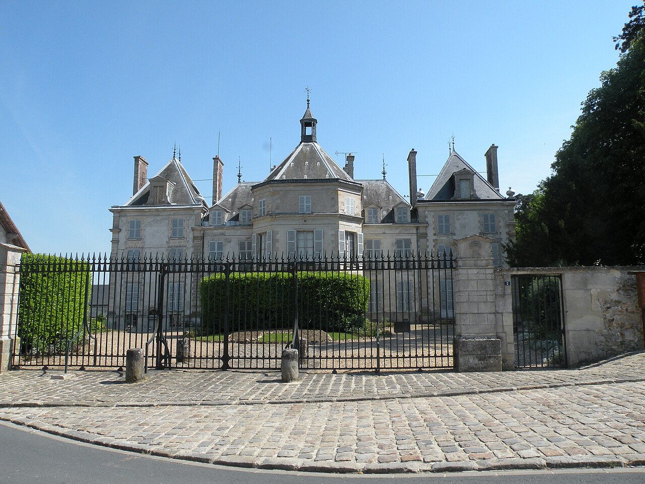 Neuilly-en-Vexin chateau 5.JPG