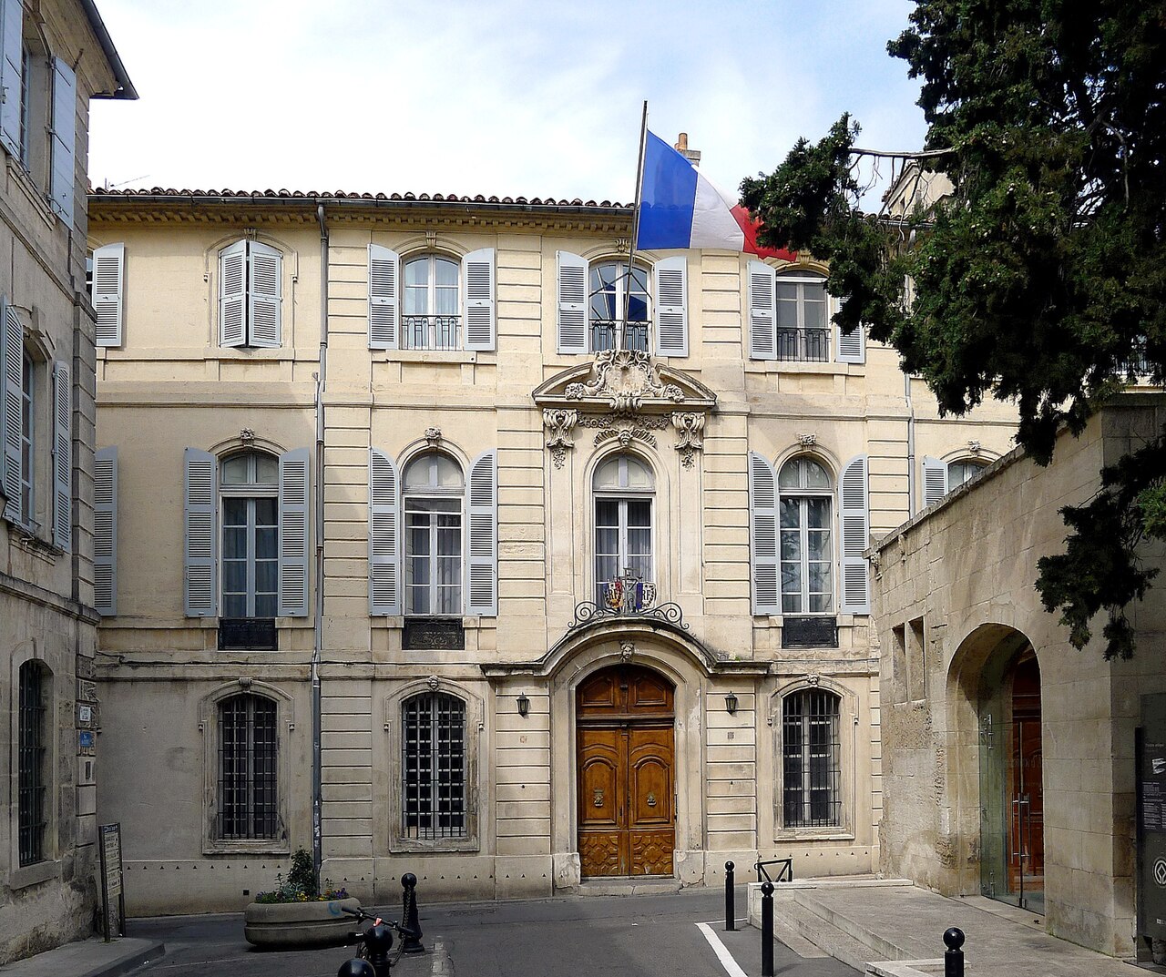 File:P1010721 Arles rue de la Calade Hotel de Courtois MH reductwk.JPG