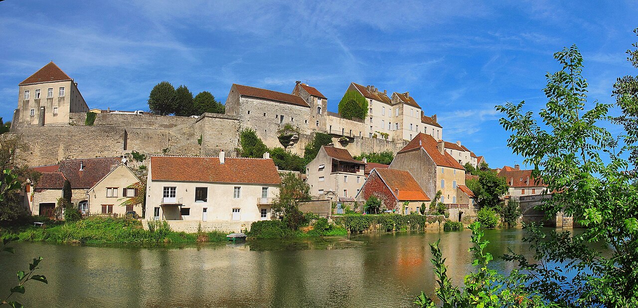 Деревенька Pesmes Franche-Comté - подробный путеводитель по городам Franche-Comté