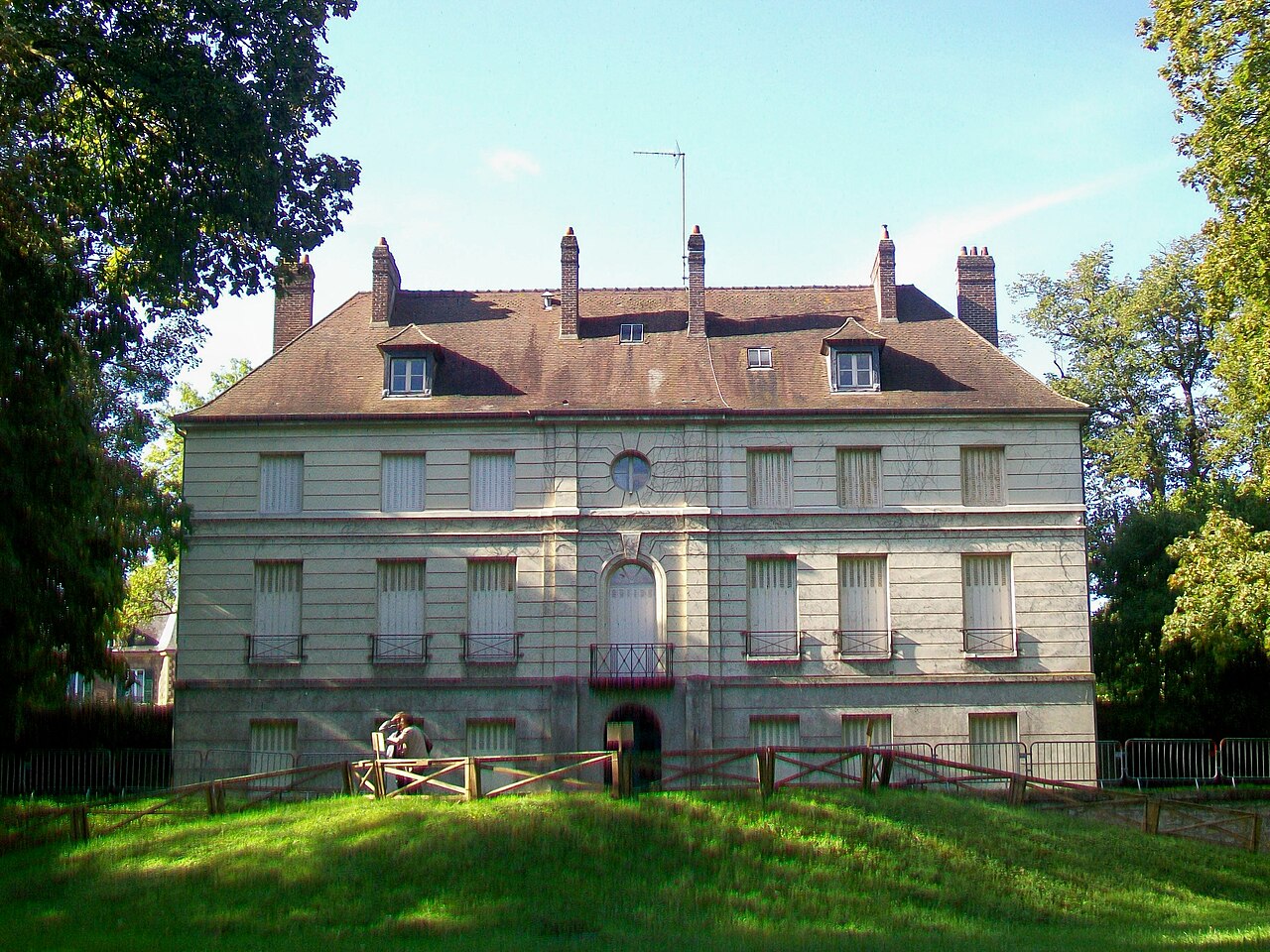 Pontoise (95), château de Marcouville, façade nord sur le parc.jpg