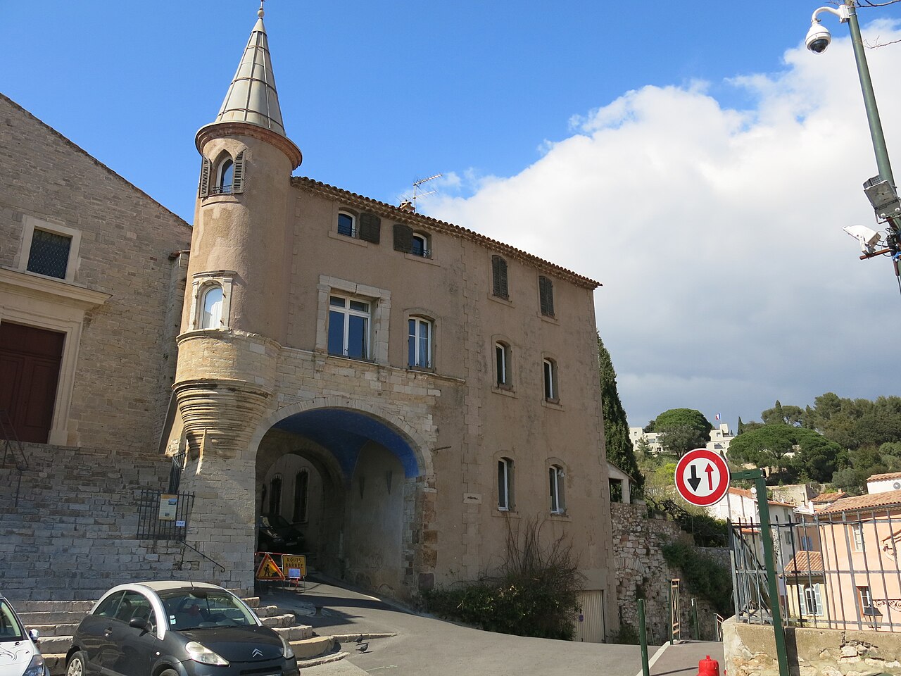 File:Porte Saint-Paul (HyÃ¨res).jpg