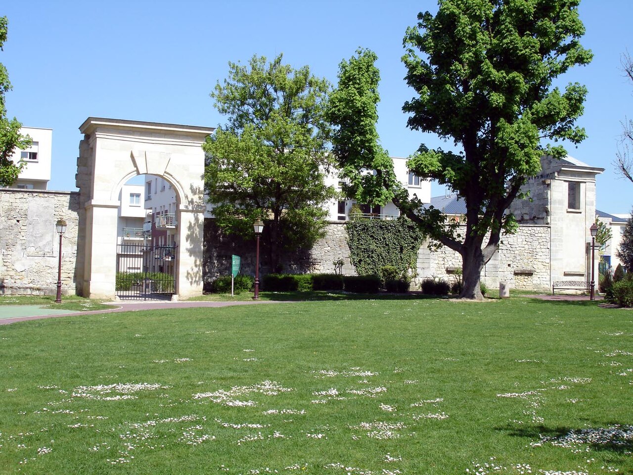 Roissy-en-France - Vestiges du chateau 01.jpg