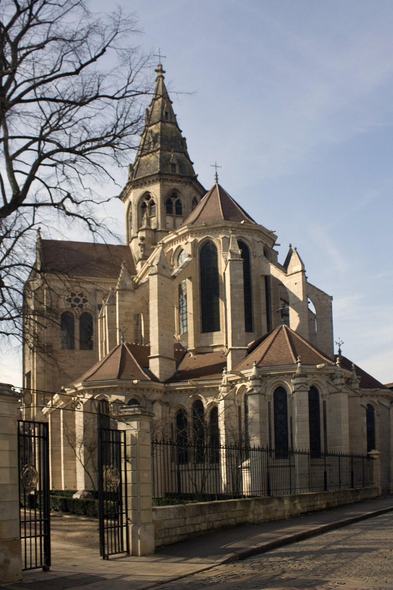 Достопримечательности Semur-en-Auxois - Коллегиальная церковь Нотр Дам